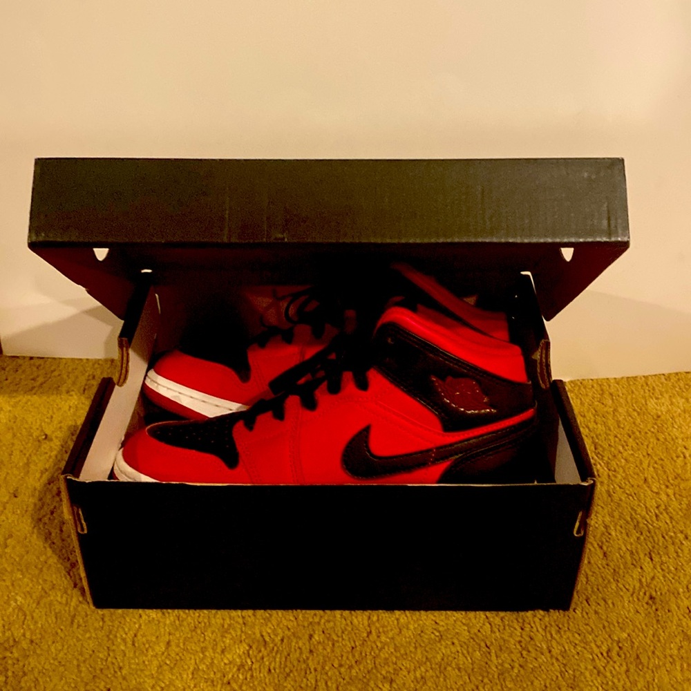 Big kids air jodan 1 mid GS. - Picture 4 of 5